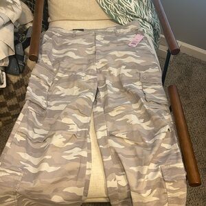 Camouflage print cargo pant…
